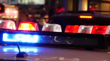 Polis olay yerinde şehir merkezinde gece yanıp sönen ışıklar, yakın çekim
