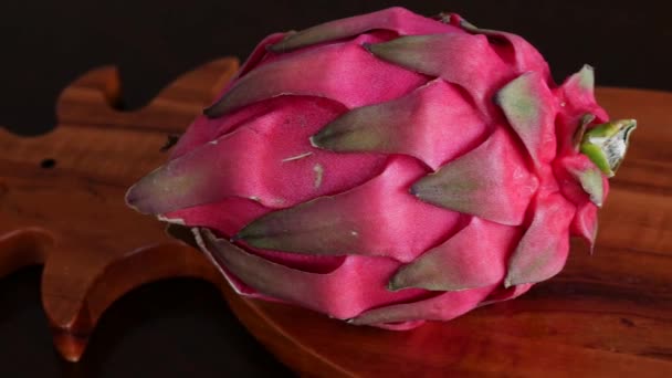 Pitaya rosa o fruta del dragón en mesa de madera — Vídeo de stock
