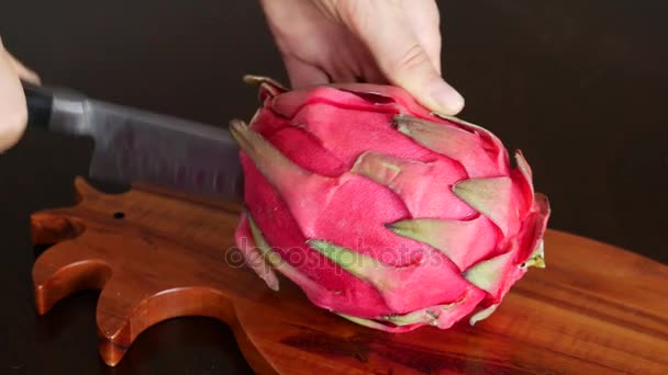 Verse Pitaya of Dragon Fruit snijden op houten tafel — Stockvideo