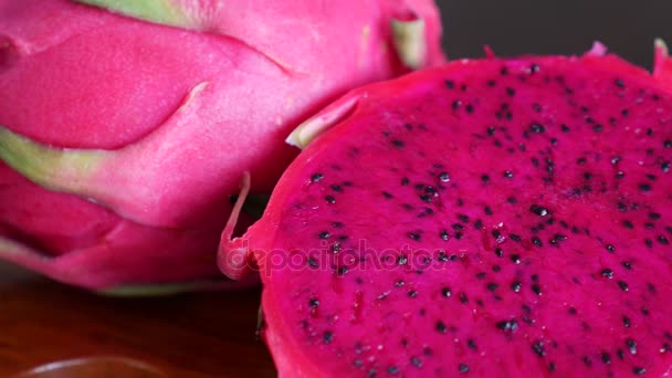 Pitaya rose ou fruit du dragon sur table en bois — Video