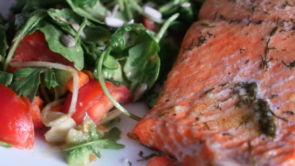 Grilled wild alaskan salmon and vegetables — Stock Video