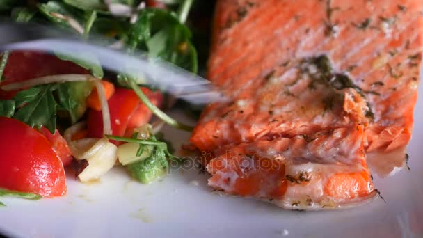 Närbild av kvinnans händer med gaffel medan de äter kokt lax i restaurangen — Stockvideo