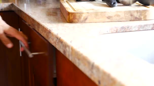 Instalace kuchyně dělník řeší zásuvku v kabinetu — Stock video