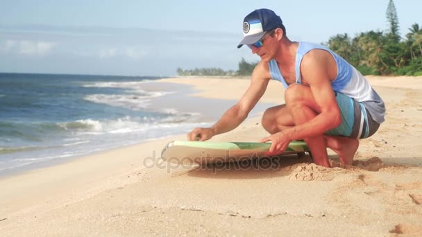 Una tabla de depilación de surfistas antes de surfear Hawaii — Vídeo de stock