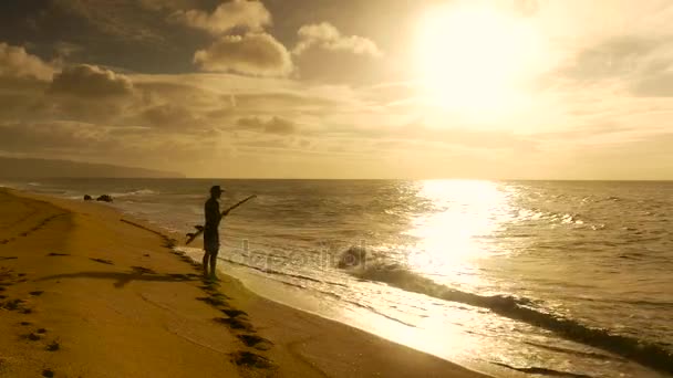 Giovane surfista in spiaggia in attesa di onde perfette al tramonto — Video Stock
