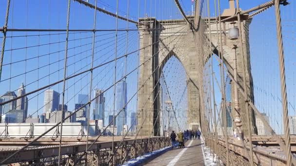 New York - 15 januari: Voetgangers wandeling over de Brooklyn Bridge, New York — Stockvideo