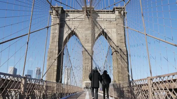 New York - 15 januari: Voetgangers wandeling over de Brooklyn Bridge, New York — Stockvideo