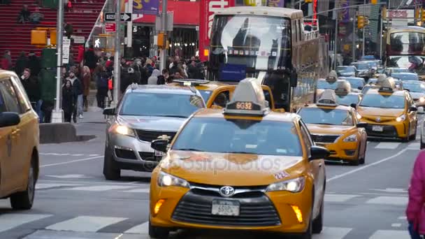 纽约市-1 月 15 日︰ 黄色出租车出租车时代广场，2017 年 1 月 15 日 — 图库视频影像