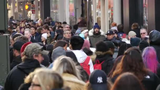 New York City - Ocak 15: New York City üzerinde yürüyen insanlar, anonim kalabalık — Stok video