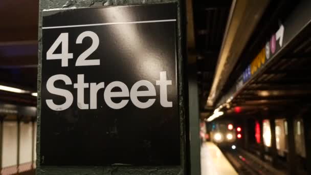 Times Square Subway, Nueva York - un tren subterráneo que llega a la estación de metro 42 Street — Vídeo de stock