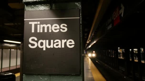 Times Square metro, Nyc - 42 sokak metro istasyonunda gelen bir metro treninin — Stok video