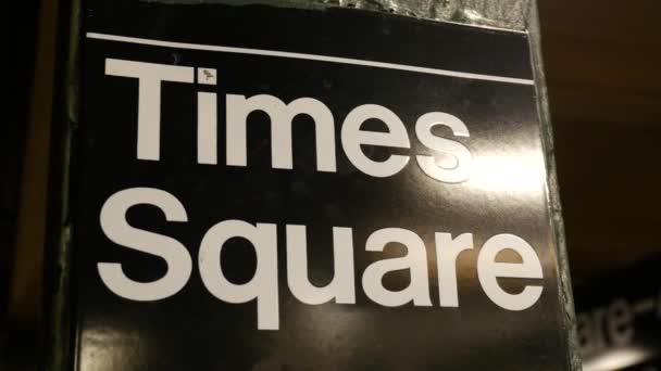 Times Square Subway, Nueva York - un tren subterráneo que llega a la estación de metro 42 Street — Vídeos de Stock