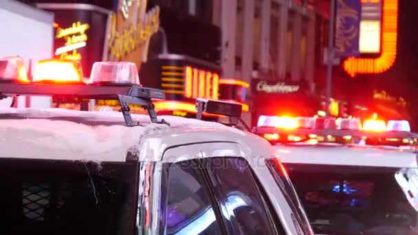 Luzes da polícia piscando à noite no centro da cidade no local do crime, de perto — Vídeo de Stock