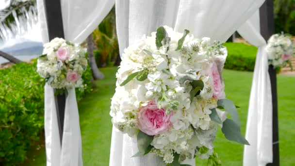 Beautiful Hawaiian wedding flowers decoration set up — Stock Video
