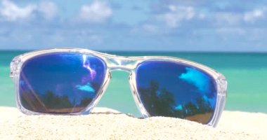 Kumlu sahilde tatil seyahat kavramı güneş gözlüğü