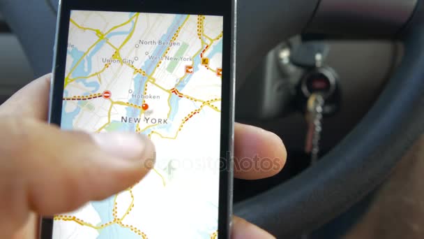 Gros plan des mains à l'aide de Google Maps dans le téléphone intelligent — Video