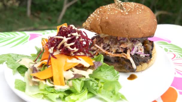 Bio-vegetarischer Burger mit Gemüsegemüse und Karotten — Stockvideo
