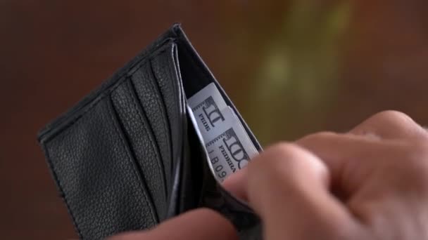 Primo piano di un uomo d'affari mani contando banconote da cento dollari nel portafoglio — Video Stock