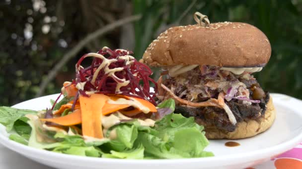 Biologische vegetarische Burger met groenten Groenen en wortel — Stockvideo