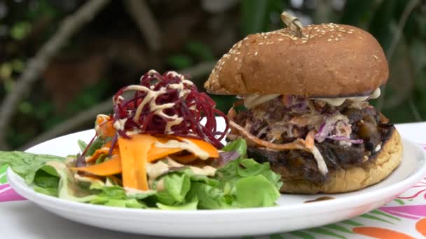 Hamburguesa Vegetariana Ecológica con Verduras Verdes y Zanahoria — Vídeos de Stock