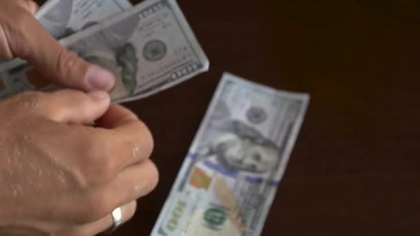 Close-up de um homem de negócios mãos contando notas de cem dólares à mesa — Vídeo de Stock