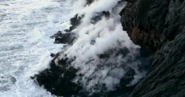Volkanik patlama lav akan suya Hawaii geceleri