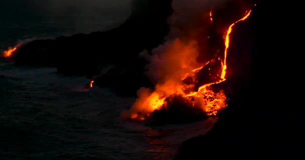 Erupción volcánica lava que fluye en el agua Hawaii por la noche — Vídeo de stock