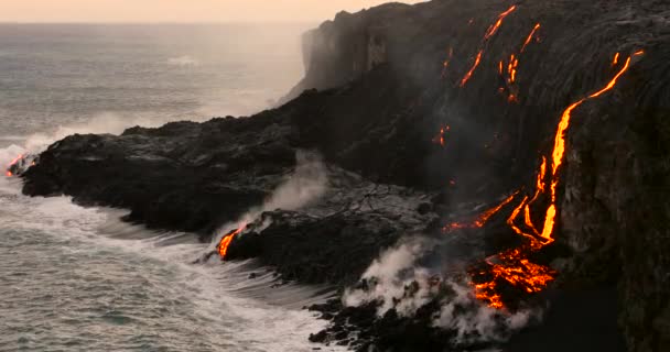 Vulkaniska utbrott Lava flyter i vattnet Hawaii på natten — Stockvideo