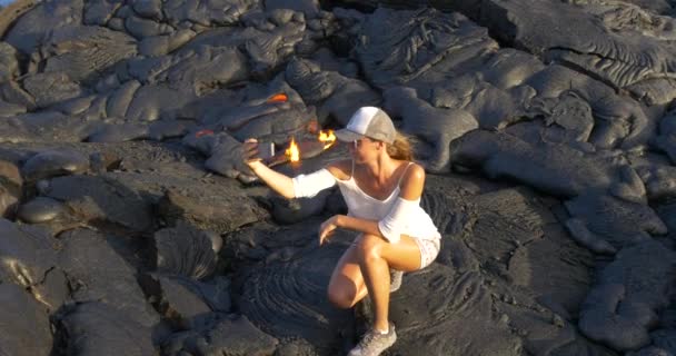 Menina tirando foto fluindo lava no vulcão Kilauea Havaí — Vídeo de Stock