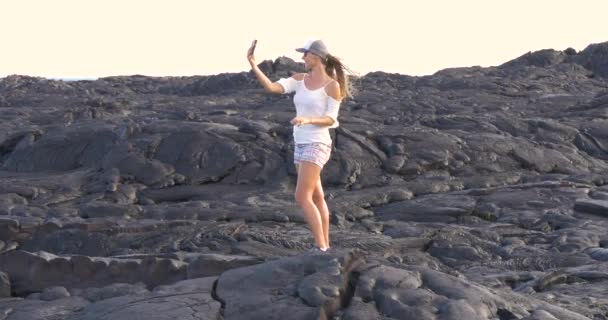 Hiking meisje nemen van foto met lava in Kilauea vulkaan Hawaii — Stockvideo