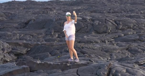 Senderismo Chica tomando fotos con lava en el volcán Kilauea Hawaii — Vídeos de Stock