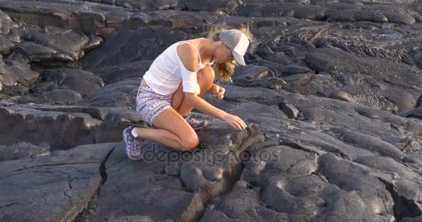Frau betrachtet Lava im Kilauea Vulkan Hawaii — Stockvideo