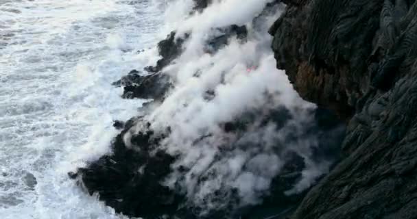 Éruption volcanique Lave coulant dans l'eau Hawaï la nuit — Video