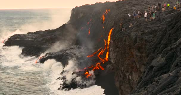 Turista olhando para erupção vulcânica Lava fluindo para o oceano — Vídeo de Stock