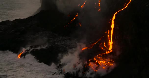 Éruption volcanique Lave coulant dans l'eau Hawaï la nuit 