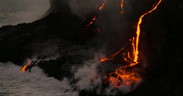 Vulkáni kitörés láva áramlik a víz, Hawaii éjszakai