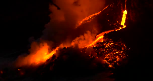 Erupción volcánica lava que fluye en el agua Hawaii por la noche — Vídeo de stock