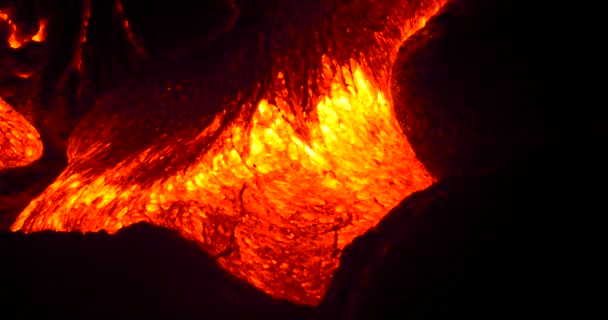 Hawaiian Lava flow from Kilauea volcán Hawaii at night — Vídeo de stock