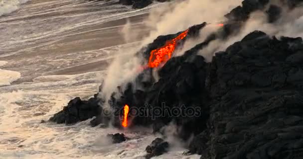 Vulkáni kitörés láva áramlik a víz, Hawaii éjszakai — Stock videók