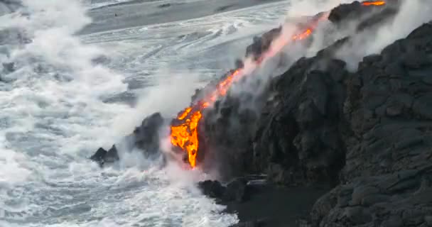 Vulkanische uitbarsting Lava stroomt in het water van Hawaii — Stockvideo
