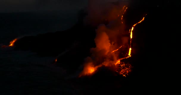 Wulkanicznej erupcji lawy wpadając do wody na Hawajach w nocy — Wideo stockowe