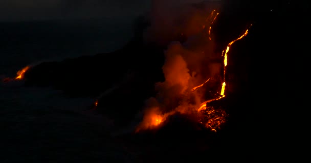 Éruption volcanique Lave coulant dans l'eau Hawaï la nuit 