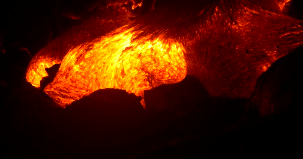 Ροή Χαβάης λάβα από το ηφαίστειο Kilauea Χαβάη τη νύχτα — Αρχείο Βίντεο