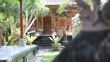 Verandada oyulmuş bir sandalye ile tipik Balinese evi. Ubud, Bali.