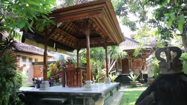 Typisches balinesisches Haus mit einem geschnitzten Stuhl auf der Veranda. ubud, bali. — Stockvideo