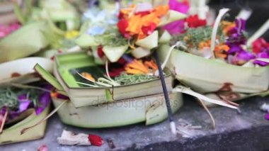 Tanrıların çiçeklerle, Bali Bali geleneksel Balinese teklifleri