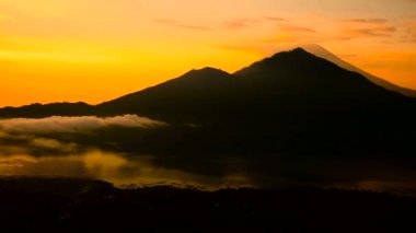 Sunrise Gölü Batur, volkan Agung ve Abang arka planda üzerinde. Bali