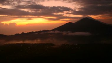 Sunrise Gölü Batur, volkan Agung ve Abang arka planda üzerinde. Bali