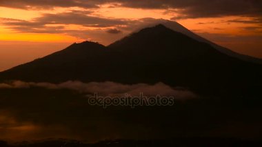 Sunrise Gölü Batur, volkan Agung ve Abang arka planda üzerinde. Bali