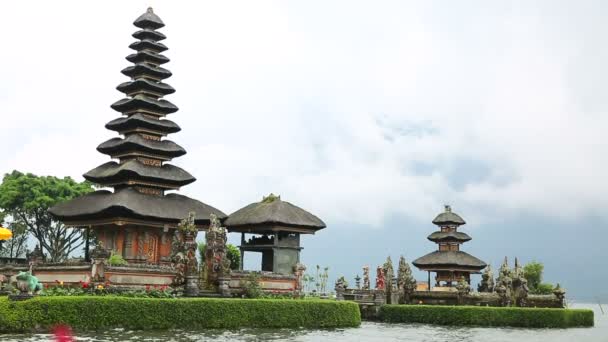 Pura Ulun Danu Bratan Temple, Bedugul Mountains, Bratan Lake, Bali, Indonesia — Stok video